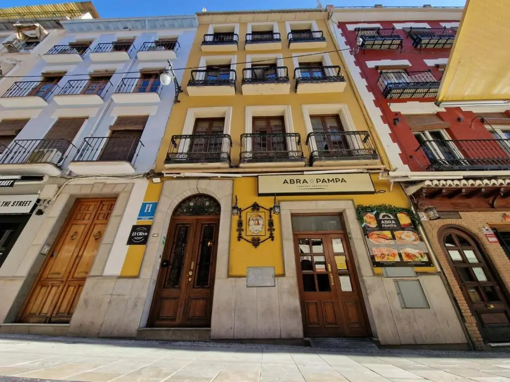 Venta de edificio con hostal y restauración en calle Navas en Granada